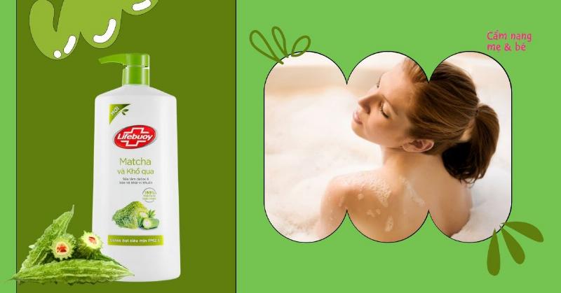 Chai nước rửa tay Lifebuoy Mild Care 450ml màu hồng, bên cạnh là hình ảnh sữa và cánh hoa cúc tượng trưng cho sự dịu nhẹ
